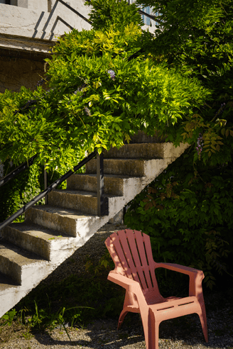 Mas-des-pointes-camargue-escalier-fauteuil-glycine